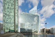 Dès l’extérieur, la silhouette moderne du Meliá Paris La Défense se distingue par sa façade de verre et d’acier, reflet du quartier d’affaires environnant. Un écrin contemporain qui annonce l’alliance du design épuré et de l’hospitalité chaleureuse. | © Mélia La Défense